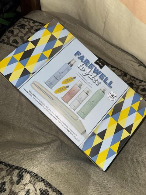 New In Box Drybar Farewell To Frizz Kit